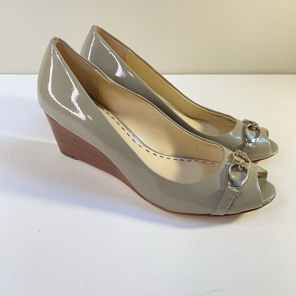 COACH Womens 8 B Peep Toe Patent Leather Buckle Wedge Pumps Taupe Classic - Picture 3 of 16
